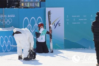 谷爱凌赛后激动跪地。