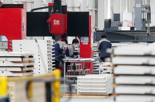 位于淮北高新区的安徽国轩象铝科技有限公司新能源汽车动力电池新型铝合金箱体生产线。 万善朝摄