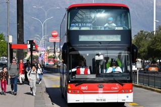 2023年10月31日，一辆由中国制造的新能源公交车行驶在智利首都圣地亚哥的主城区。新华社记者 辛悦卫摄