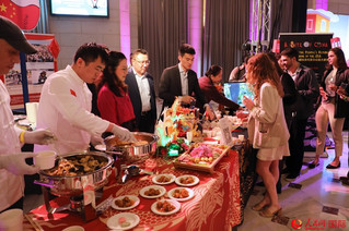 使馆工作人员详细为现场美食家和来宾讲解菜品色香味特点、原料特色、烹制手法及其中蕴含的中华美食文化。人民网记者 李志伟摄