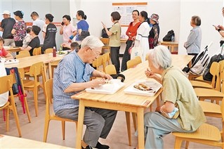 老年人在广东深圳市福田区梅林街道梅林一村社区食堂就餐。本报记者 向子丰摄