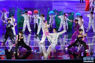 6月1日，“我和祖国一起成长”主题演出在京举行。这是香港地区青少年参加演出。新华网记者 张静 摄