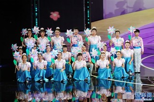 6月1日，“我和祖国一起成长”主题演出在京举行。这是港澳地区青少年参加演出。新华网记者 张静 摄