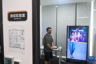 6月12日，在深圳前海深港青年梦工场，工作人员在幻影未来公司的测试实验室与AI进行交互测试。新华社记者 毛思倩 摄