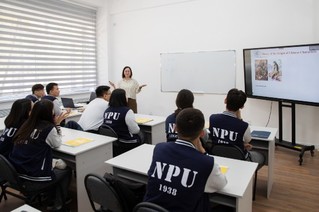 2023年10月12日，西北工业大学哈萨克斯坦分校的学生在位于哈萨克斯坦阿拉木图的校园内上课。2024年9月，将有新一批青年步入校园，在互学互鉴中成为中哈交流的友好使者。（图片来源：新华社）