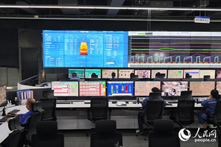 宝钢德盛不锈钢有限公司智慧运营中心内，工作人员正在监控炼钢（炼铁）高炉的实时运行状态。人民网 黄东仪摄