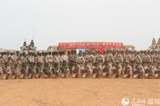 任务结束后双方参演官兵合影留念，王宗洋摄