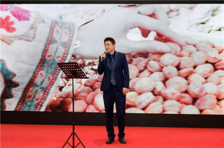 哈萨克斯坦籍歌手阿拉伊·阿依德尔汗演唱哈萨克斯坦传统民歌。哈萨克斯坦驻华大使馆供图