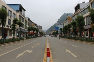 图为兴街镇东升路。