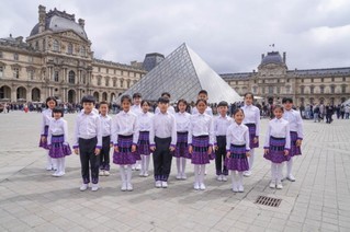   5月5日，五指山黎苗童声合唱团在法国巴黎卢浮宫前表演。新华社发