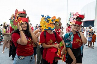   2月3日，在巴西累西腓，人们在中国春节庆祝活动上展示自己制作的龙头。 新华社记者王天聪摄