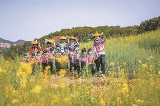 惠安扎实推进农文旅融合发展，图为惠女在油菜花田进行快闪秀。王胜摄