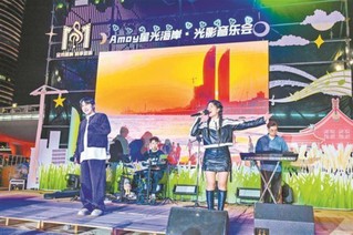 来自各行各业的群众歌手登台，倾情演绎经典影视歌曲，现场氛围热闹又温馨。