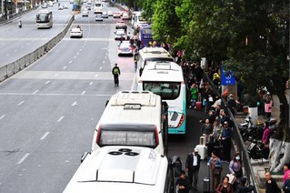 游客正在延安南路旅游大巴集散点乘车前往省内各旅游景区景点。赵松摄.jpg