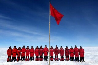 新年第一天,他们在南极升起中国国旗!