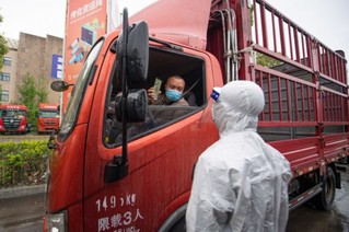 4月13日，工作人員查驗駛入杭州傳化公路港的貨車司機健康碼。新華社記者江漢 攝