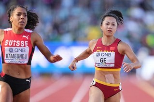 7月17日，葛曼棋（右）在2022世界田径锦标赛女子100米半决赛中冲过终点。新华社记者王迎摄