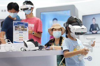 在2022年中国国际服务贸易交易会首钢园区文旅服务专题展，小朋友在进行VR体验。新华社记者鞠焕宗摄