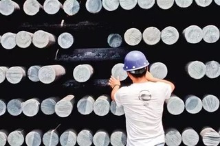 中国经济半年报｜当钢铁煤炭卖不过土豆白菜，拆炉子关煤矿为何还这么难？