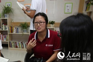 李珍正在向记者讲述自己的创业经历