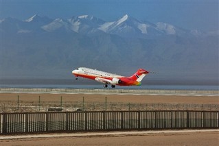 arj21-700型飞机成功在茫崖花土沟机场完成了第一阶段的试飞任务