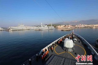 中国侨网编队扬州舰驶入法国海军土伦军港。　王攀科 摄