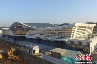 鄱阳火车站位于江西省上饶市鄱阳县田畈街镇,站房总面积约6000平方米.