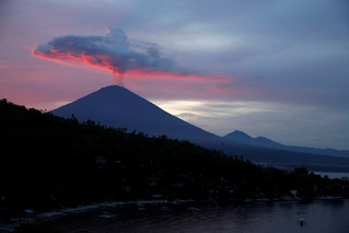 印度尼西亚阿贡火山继续剧烈喷发-读图-人民网