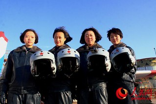 高清:空军第十批女飞行学员寒冬中劲舞蓝天