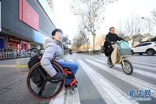 #（图片故事）（1）轮椅青年为爱“奔走”