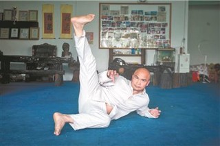 黎伟军在展示狗拳.