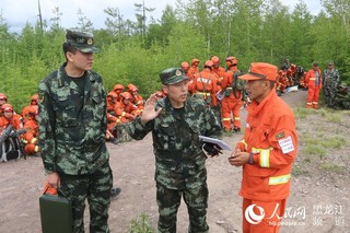 武警大兴安岭地区森林支队部署灭火任务.苗亮亮 摄