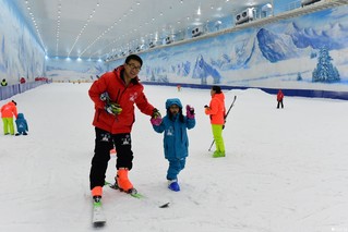 贵州旅游 7月29日,在贵州省荔波县一家冰雪水世界主题乐园室内滑雪场