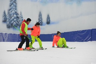 贵州荔波:三伏天里滑雪又冲浪(高清组图)