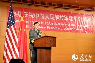 中国驻美国使馆国防武官张力少将主持招待会并发表简短讲话.