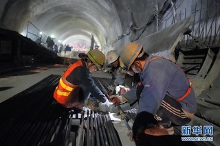 （社会）（3）京张高铁新八达岭隧道贯通