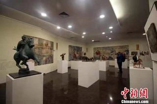 绘有600余年前体育元素的山西古代壁画6日在山西省太原美术馆展出。　杨佩佩　摄