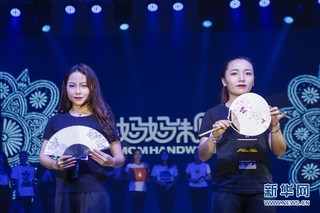 （文化）（3）非遗文创节上的时装秀