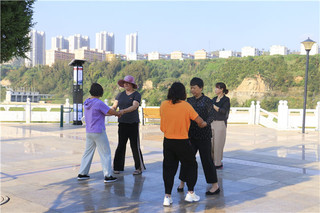 诸多广场的建成，成为市民休闲娱乐好去处 刘宇歌摄