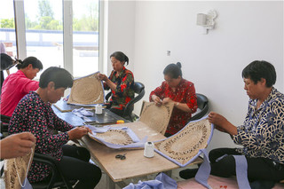 精准扶贫中，传统手工编织手艺成了村民致富好路子 刘宇歌摄