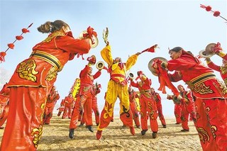 令旗挥舞,鼓阵排开,锣鼓齐鸣,强劲铿锵的鼓点如黄河咆哮,如万马奔腾