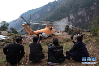 （社会）（13）“巨无霸”直升机助力打通大凉山最后的通村公路