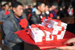 甘肃徽县:年终分红啦!