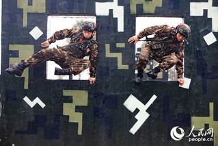 武警广西总队来宾支队特战队员在强化训练