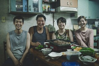 剧照剧照海报5月28日,电影《寄生虫》的导演奉俊昊(左起)和主演阵容崔