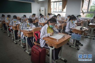 （聚焦疫情防控）（4） 武汉高三复学：透明隔板阻飞沫