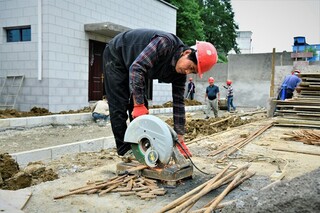 百里杜鹃：加快污水处理厂建设  提升农村人居环境。