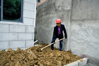 百里杜鹃：加快污水处理厂建设  提升农村人居环境。