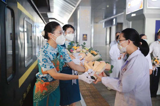列车员为医护人员送上鲜花。中国铁路昆明局集团供图