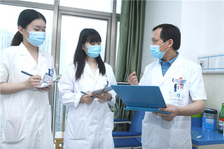 通过临床教学查房，提高实习生对诊疗知识和技能应用的掌握。安徽医科大学附属阜阳医院供图